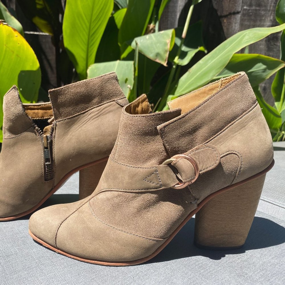 Shooties! olive green, size zip, size 8